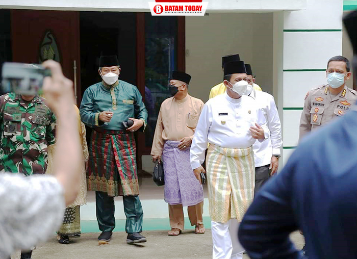 Rombongan Bupati dan Gubernur Kepri saat keluar dari Rumah Dinas Bupati menuju lokasi vaksinasi